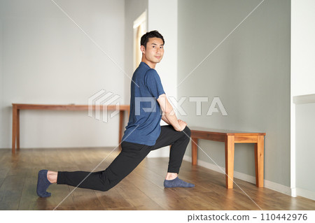 男人在室內伸展身體 110442976