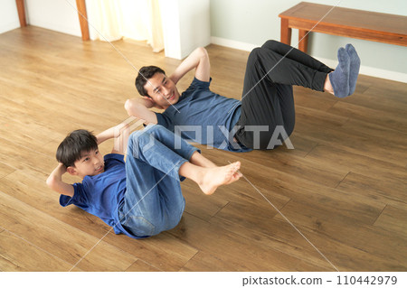 小學生和成年男子並肩伸展 110442979