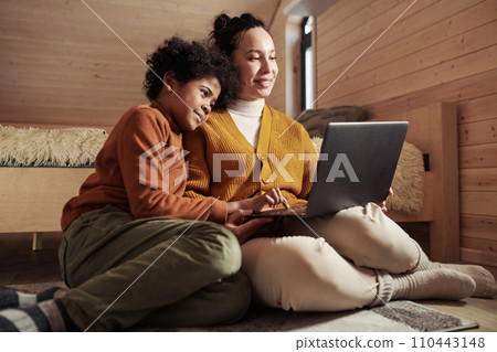 Watching online movie at leisure 110443148