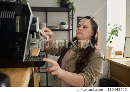 Wiping coffee machine with wet duster 110443322