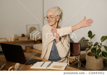 Exercising in front of laptop screen 110443452