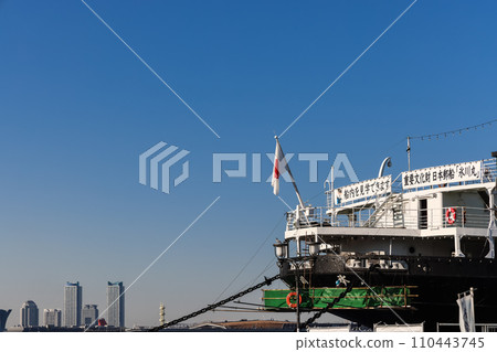 Hikawamaru's stern and buildings 110443745