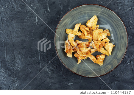 Slices of dehydrated pineapple 110444187