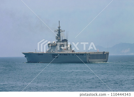 海上自衛隊運輸艦航行 海上自衛隊運輸艦航行 110444343