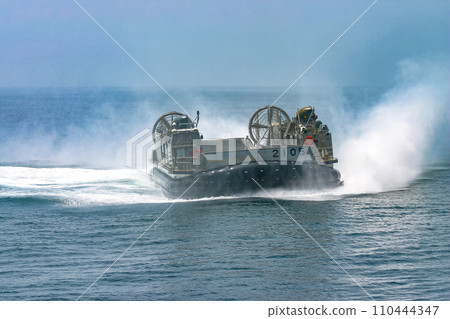 海上自衛隊氣墊船在訓練展覽中旋轉 110444347