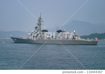 海上自衛隊驅逐艦停泊在港口海岸 海上自衛隊驅逐艦停泊在港口海岸 110444367