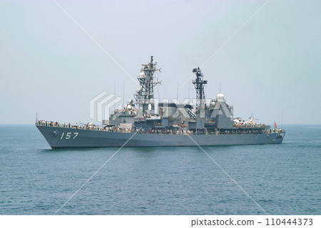 海上自衛隊護衛艦出航 海上自衛隊護衛艦出航 110444373