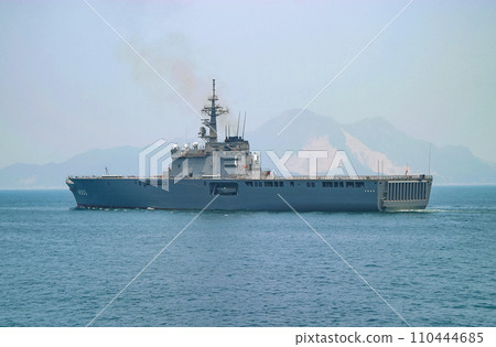 海上自衛隊運輸艦航行 110444685