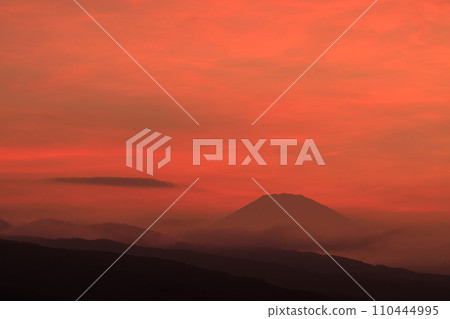 紅色夕陽和富士山的風景 110444995