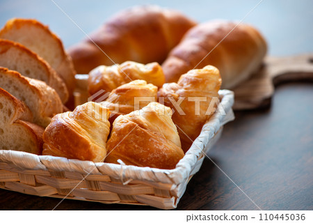 桌子上的麵包 110445036