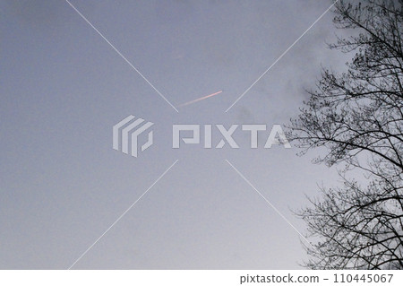 冬天天空中紅色的尾跡 冬天天空中紅色的尾跡 110445067