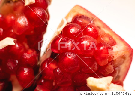 Sliced pomegranate with red grains close up 110445483
