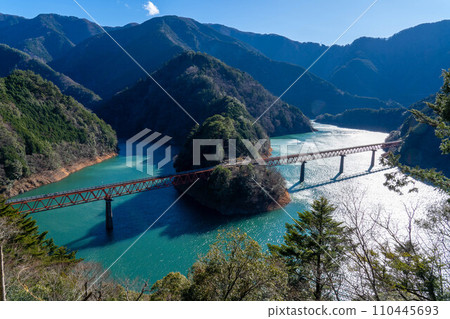 陽光明媚的日子裡的湖站 陽光明媚的日子裡的湖站 110445693