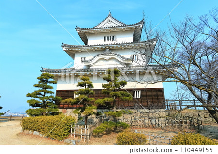 [Kagawa Prefecture] Marugame Castle in winter (existing castle tower and stone wall famous castle) 110449155