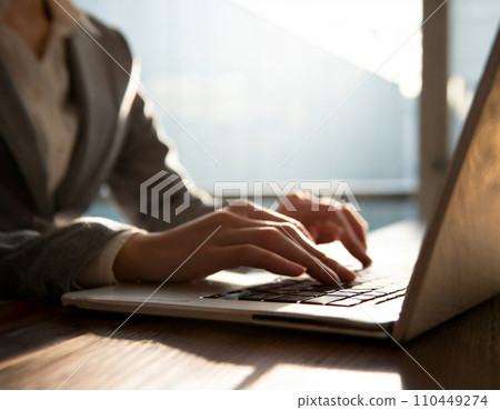 辦公室工作，在電腦上工作的女人的手 110449274