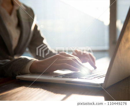辦公室工作，在電腦上工作的女人的手 110449276
