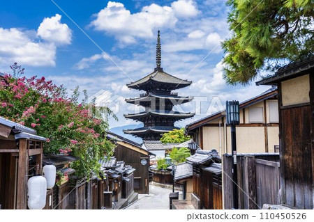京都府京都市夏季法觀寺 (八坂塔) 和城市景觀 110450526