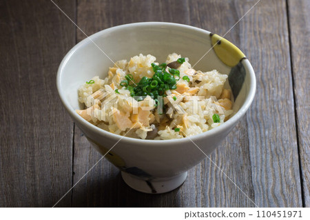 三文魚煮熟的米飯 110451971