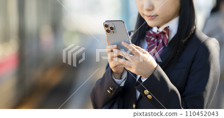 拿著智慧型手機的女高中生的手 110452043