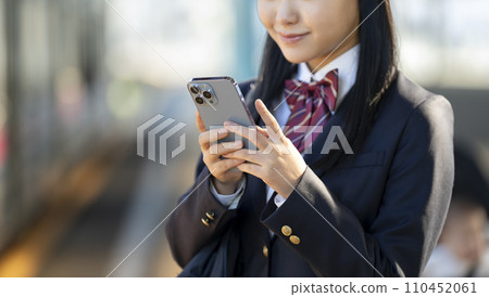 拿著智慧型手機的女高中生的手 110452061