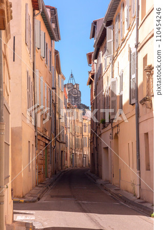 Street in Avignon, France 110454246