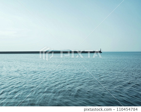 Quiet ocean 110454784