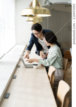 一個男人和一個女人在一家咖啡館見面 一個男人和一個女人在一家咖啡館見面 110455091