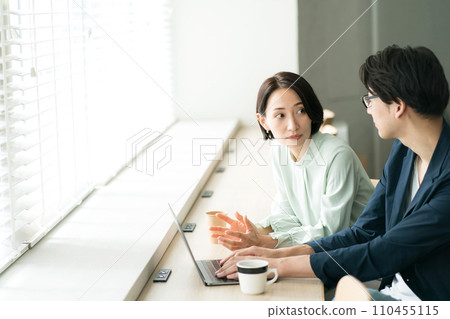 一個男人和一個女人在一家咖啡館見面 一個男人和一個女人在一家咖啡館見面 110455115