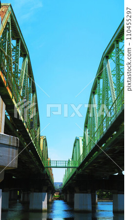 橫跨連接東京北區赤羽和埼玉縣川口市的荒川鐵橋 橫跨連接東京北區赤羽和埼玉縣川口市的荒川鐵橋 110455297