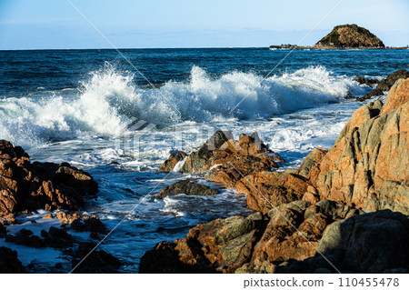 表現出藍色的波浪和白色的水花。 表現出藍色的波浪和白色的水花。 110455478