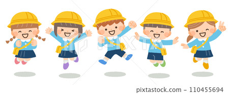 充滿活力的幼兒園孩子跳躍插畫素材 110455694