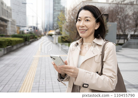 有智能手機的女商人 110455790