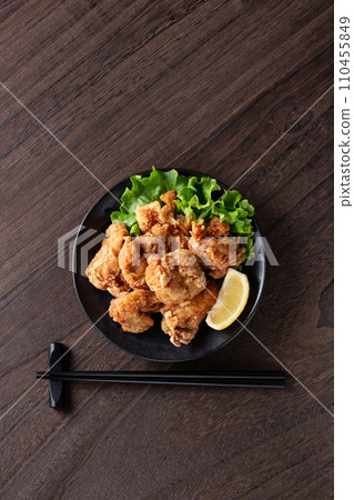 Fried chicken seen from above 110455849