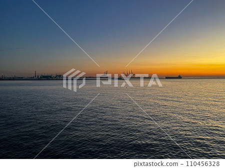 橫濱遊艇港的日出景色 橫濱遊艇港的日出景色 110456328