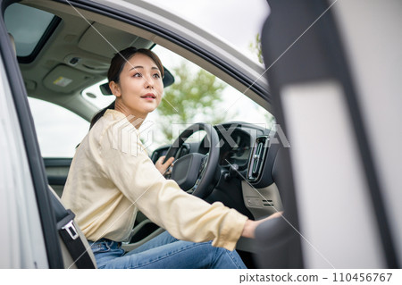 女司機打開車門 110456767
