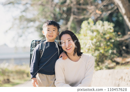 年輕的母親和男孩背著書包 110457628