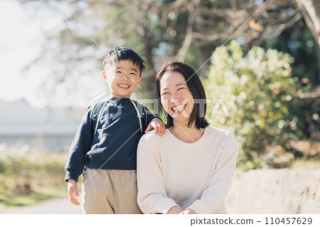 年輕的母親和男孩背著書包 110457629