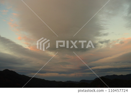 黃昏的天空,雲彩,山脈 黃昏的天空,雲彩,山脈 110457724