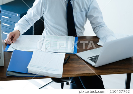 檢視分類帳的男性商人 110457762