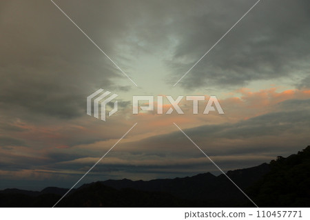 Dusk sky, cloudy mountains Dusk sky, cloudy mountains 110457771