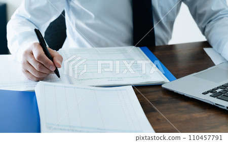 檢查分類帳的一位男性商人的手 檢查分類帳的一位男性商人的手 110457791