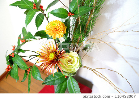 插在花瓶裡的松花、菊花、千兩等賀年花 插在花瓶裡的松花、菊花、千兩等賀年花 110458007