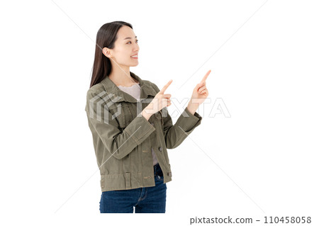 一個女人帶著微笑指向 一個女人帶著微笑指向 110458058
