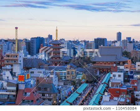 (東京)年末淺草寺仲見世商店街人頭攢動 (東京)年末淺草寺仲見世商店街人頭攢動 110458084
