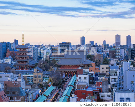 (Tokyo) Sensoji Nakamise shopping street is crowded at the end of the year (Tokyo) Sensoji Nakamise shopping street is crowded at the end of the year 110458085