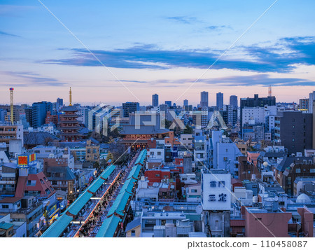 (東京)年末淺草寺仲見世商店街人頭攢動 (東京)年末淺草寺仲見世商店街人頭攢動 110458087