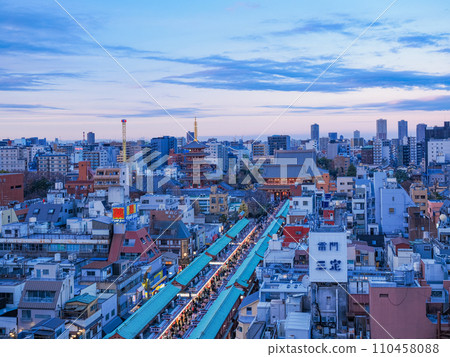 (東京)年末淺草寺仲見世商店街人頭攢動 (東京)年末淺草寺仲見世商店街人頭攢動 110458088