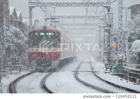 Train running in a snowstorm [Yokosuka City] Keikyu Corporation 110458111