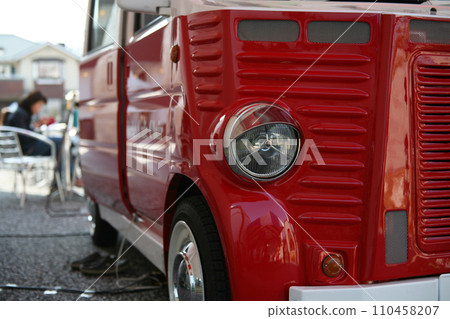 活動場地的紅色廚房車 活動場地的紅色廚房車 110458207