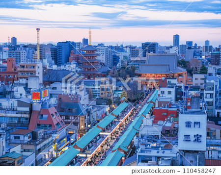 (Tokyo) Sensoji Nakamise shopping street is crowded at the end of the year 110458247